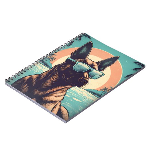 Belgische Malinois bij een tropisch strand tijdens Notitieboek (Linkerzijde)