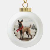 Belgische Malinois Hond in Sneeuw Kerstmis Keramische Bal Ornament (Voorkant)