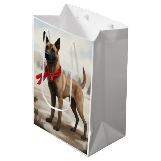 Belgische Malinois Hond in Sneeuw Kerstmis Medium Cadeauzakje (Voorkant Gekanteld)