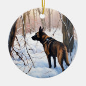 Belgische Malinois Laat Het Sneeuw Kerstmis Keramisch Ornament (Voorkant)