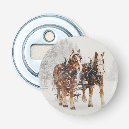 Belgische paardenploeg winterkerstscène button flesopener (Voorkant)