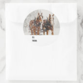 Belgische paardenploeg winterkerstscène ronde sticker (Tas)