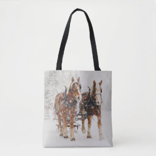 Belgische paardenploeg winterkerstscène tote bag