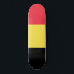 Belgische vlag persoonlijk skateboard<br><div class="desc">Dit model is voorzien van de nationale vlag van België (officieel het Koninkrijk België), een land in Western Europa. België wordt door Nederland begrensd in het noorden, Duitsland in het oosten, Luxemburg in het zuidoosten, Frankrijk in het zuidwesten en het noordwesten van het Zee in het noordwesten. De grootste stad...</div>