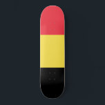 Belgische vlag persoonlijk skateboard<br><div class="desc">Dit model is voorzien van de nationale vlag van België (officieel het Koninkrijk België), een land in Western Europa. België wordt door Nederland begrensd in het noorden, Duitsland in het oosten, Luxemburg in het zuidoosten, Frankrijk in het zuidwesten en het noordwesten van het Zee in het noordwesten. De grootste stad...</div>