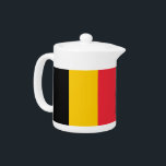 Belgische vlag theepot<br><div class="desc">Voeg een vleugje Belgische trots toe aan uw theerituelen met onze elegante theepot met de vlag van België! Deze theepot is met precisie en stijl gemaakt en is meer dan alleen een functioneel item; het is een viering van het rijke erfgoed en de culturele trots van België. Het strakke ontwerp...</div>