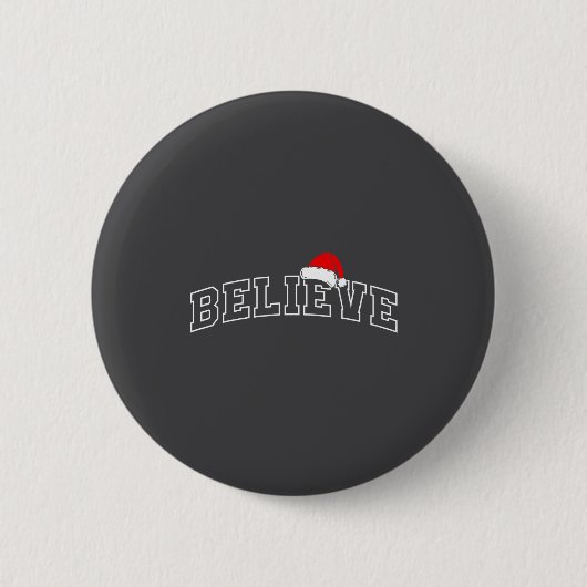 Believe Christmas Varsity Minimal Text Santa Hat F Ronde Button 5,7 Cm (Voorkant)