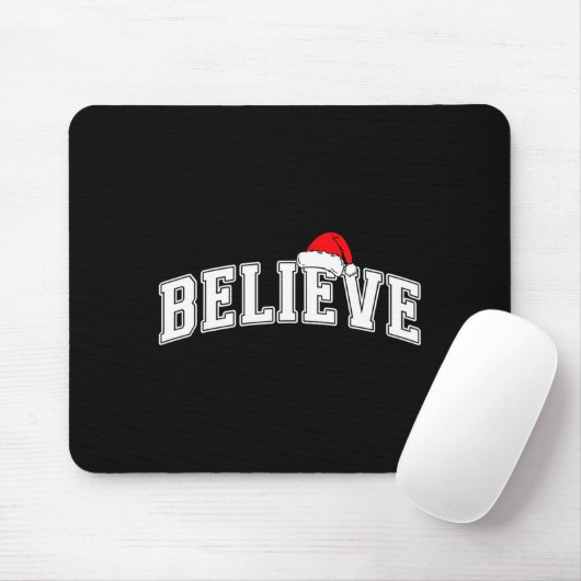 Believe Christmas Varsity Text With Santa Hat Fami Muismat (Met muis)