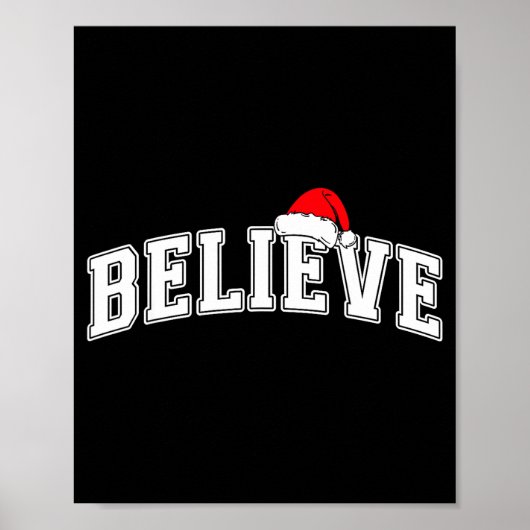 Believe Christmas Varsity Text With Santa Hat Fami Poster (Voorkant)