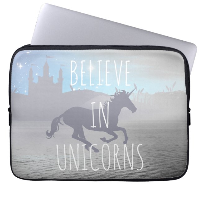 Believe in Unicorns Whimsical Art Laptop Sleeve (Voorkant)