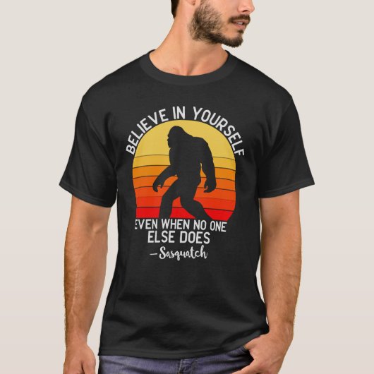 Believe in Yourself | Bigfoot Retro T-shirt (Voorkant)