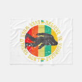 Believe In Yourself Sasquatch Funny Motivational B Fleece Deken (Voorkant (Horizontaal))