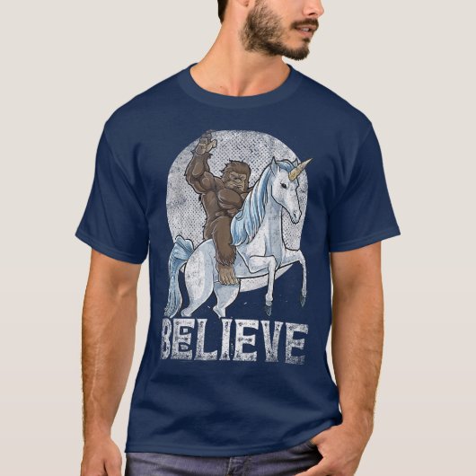 Believer Bigfoot Riding Unicorn T-shirt (Voorkant)