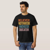 Believer Motivator Innovator Educator Retro Teache T-shirt (Voorkant volledig)