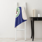 Belize Flag Sherpa Deken (In situ)