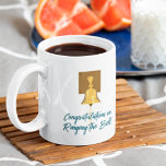 Bell tegen kanker, eindbehandeling koffiemok<br><div class="desc">Laat je favoriete kankeroverlevende weten hoe trots je op hen bent met deze aanpasbare koffie-mok. Deze mok geeft een voorbeeld van een bel die vergelijkbaar is met die in ziekenhuizen en centra voor de behandeling van kanker die patiënten bellen nadat ze hun kankerbehandeling hebben afgerond. Het heeft het bericht "Gefeliciteerd...</div>