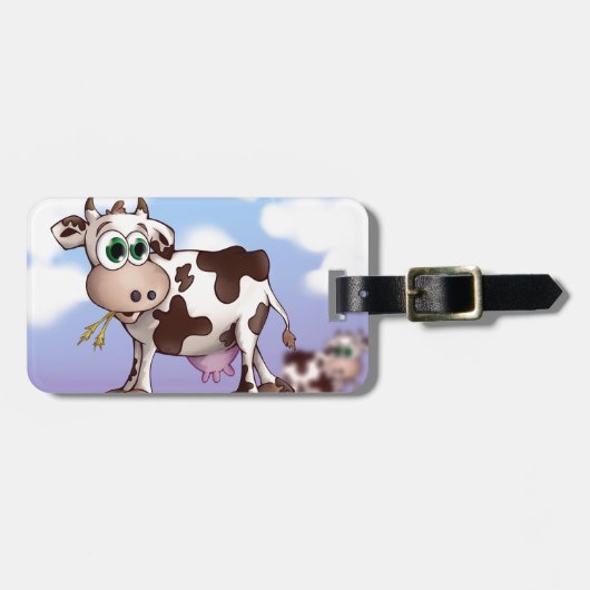 Bella The Cow Eating Hay op een heuveltop Bagagelabel (Voorkant horizontaal)