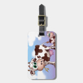 Bella The Cow Eating Hay op een heuveltop Bagagelabel (Voorkant verticaal)