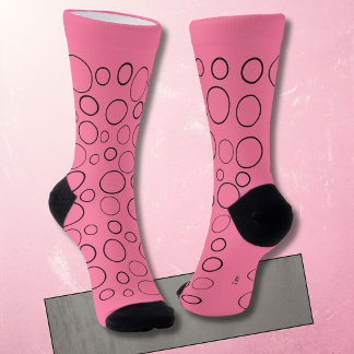 Bellen en ringen, zwarte cirkels op roze sokken