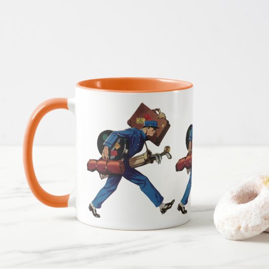 Bellhop in Uniform, Suitcase en Golf Club Mok (Met donut)