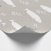 Beluga Baby walvis op afbeelding van pasteelgrijs Cadeaupapier (Hoek)