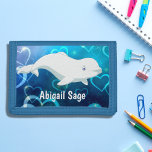 Beluga Whale White en Blue Hearts Arctic Ocean Drievoud Portemonnee<br><div class="desc">Deze schattige beluga-walvis,  drievoudig behangseltje,  heeft een blauwe achtergrond in het oceaanhart die doet denken aan ijzige koude arctische wateren met een schattige witte beluga-walvis. Een perfect accessoire voor walvisliefhebbende kinderen. Maak deze portefeuille nog speciaal door het met een naam te personaliseren.</div>