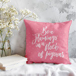 Ben een Flamingo in een koppel citaat van Pigeons Kussen<br><div class="desc">Wees een Flamingo in een kudde Pigeons Pillow - we hebben allemaal de gezegde vogels van een vederkudde samen gehoord. Dus wat gebeurt er als één vogel niet in het koppel hoort... .. ze worden een trailblazer. Een trendsetter zijn en je eigen pad volgen is niet altijd makkelijk. Daarom hebben...</div>