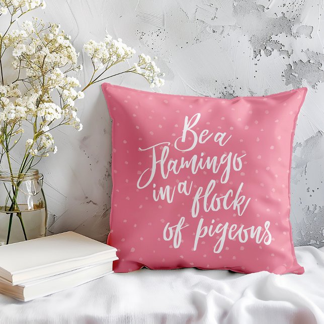 Ben een Flamingo in een koppel citaat van Pigeons Kussen (Be inspired everyday wit our be a flamingo motivational pillow. )