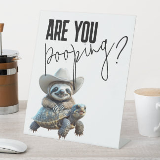 Ben Je aan het Poepen Bord -Cowboy Luiaard Op Schi Reclamebord Met Voetstuk