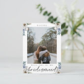 Ben je mijn Bridesmaid Dusty Blue Roos Foto? Briefkaart (Staand voorkant)