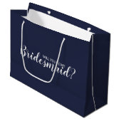 Ben je mijn Bridesmaid? Modern Script Navy Blue Groot Cadeauzakje (Voorkant Gekanteld)