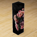 Ben je mijn Bridesmaid? Roze Bouquet op Black Wijn<br><div class="desc">Romantisch en humeurig, deze wijndoos is de perfecte manier om je beste vrienden te vragen bruidsmeisjes te zijn op je bruiloft. Het ontwerp van de vochtige florale is voorzien van een natuurlijke bouquet van wazige roze rozen en een verbluffend ranunculus met donkergroene bladeren in een luxueuze opstelling op een donkere...</div>