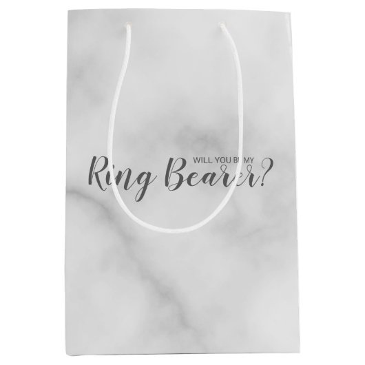 Ben je mijn Ring Bearer? Elegant Marble Script Medium Cadeauzakje (Voorkant)