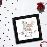 Ben zelf een kletspraat naast de brievenbus cadeaudoosje<br><div class="desc">Wees jezelf een Dalmatische puppy naast brievenbuscadeaudoos Een schattige illustratie van een Dalmatische puppy die naast een brievenbus staat, waaruit ballonnen in zachte witte kleur naar buiten komen, en naast het is een geschenk een ideaal geschenk voor hondenliefhebbers. Onderaan, in mooie kalligrafie, zegt het jezelf te zijn met een hart...</div>