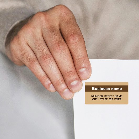 Benadrukte bedrijfsnaam op bruin adreslabel etiket