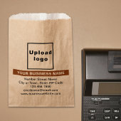 Benadrukte bedrijfsnaam op bruin papiertas bedankzakje