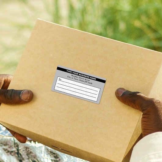 Benadrukte bedrijfsnaam op grijs verzendlabel