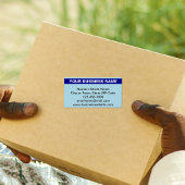 Benadrukte bedrijfsnaam op lichtblauwe verzending etiket