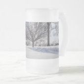 Bench op sneeuw bedekte heuvel Frosted Mok (Voorkant rechts)