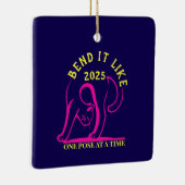  "Bend It Like 2025" Yoga Cat Keramisch Ornament (Rechts)