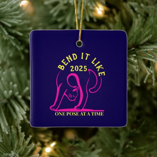  "Bend It Like 2025" Yoga Cat Keramisch Ornament (Boom)