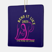  "Bend It Like 2025" Yoga Cat Keramisch Ornament (Links)