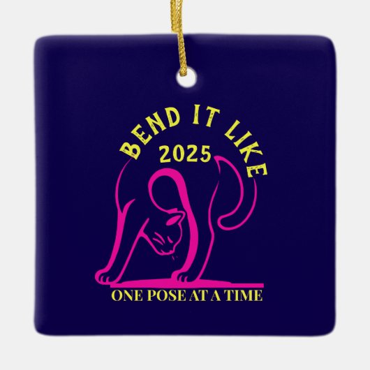  "Bend It Like 2025" Yoga Cat Keramisch Ornament (Voorkant)