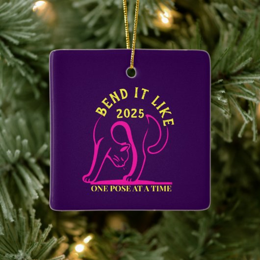  "Bend It Like 2025" Yoga Cat Keramisch Ornament (Boom)