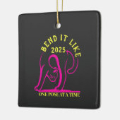 "Bend It Like 2025" Yoga Cat Keramisch Ornament (Links)