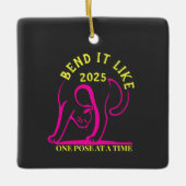 "Bend It Like 2025" Yoga Cat Keramisch Ornament (Voorkant)