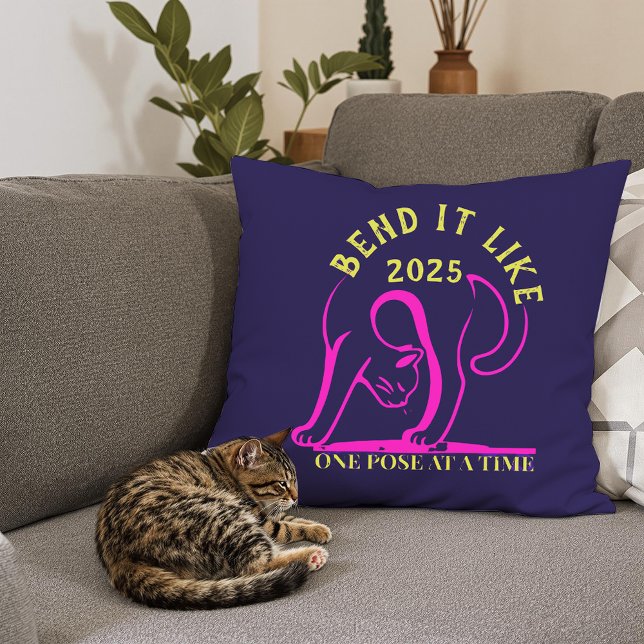  "Bend It Like 2025" Yoga Cat Kussen (Creator heeft geüpload)