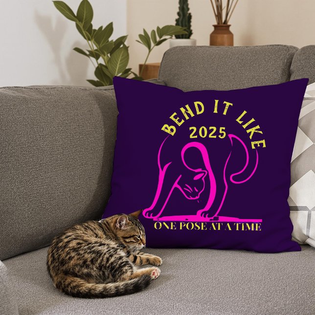  "Bend It Like 2025" Yoga Cat Kussen (Creator heeft geüpload)