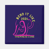  "Bend It Like 2025" Yoga Cat Magneet (Voorkant)