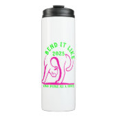 "Bend It Like 2025" Yoga Cat Thermosbeker (Voorkant)